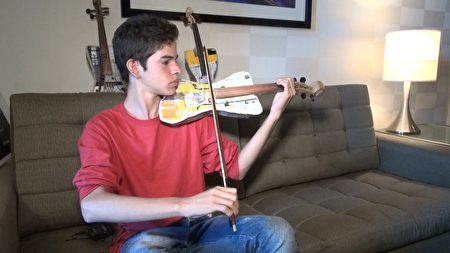 今年十五歲的Daniel Duarte因為紀錄片在洛杉磯放映來到美國，他對許多事物都充滿新鮮，也現場演奏小提琴。（蘇湘嵐/大紀元）
